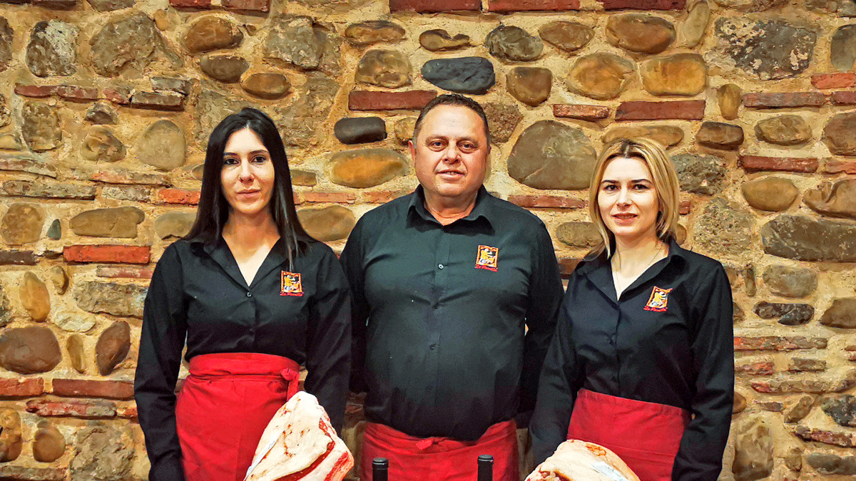 En la imagen, Fernando Aparicio flanqueado por Nati y María Ana, dos de las trabajadoras del personal de sala del establecimiento leonés. / salduva design