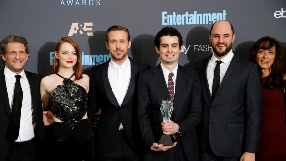 El equipo de 'La la land'. De izquierda a derecha, Gary Gilbert, Emma Stone, Ryan Gosling, Damien Chazelle, Jordan Horowitz y Mary Zophres.-