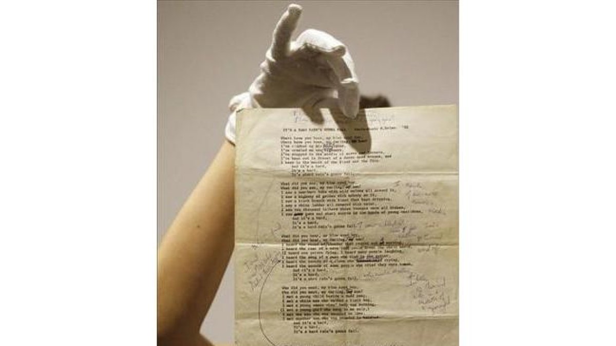 Un empleado de Sotheby's muestra el manuscrito de 'A hard rain's a-gonna fall' de Bob Dylan.-AP / FRANK AUGSTEIN