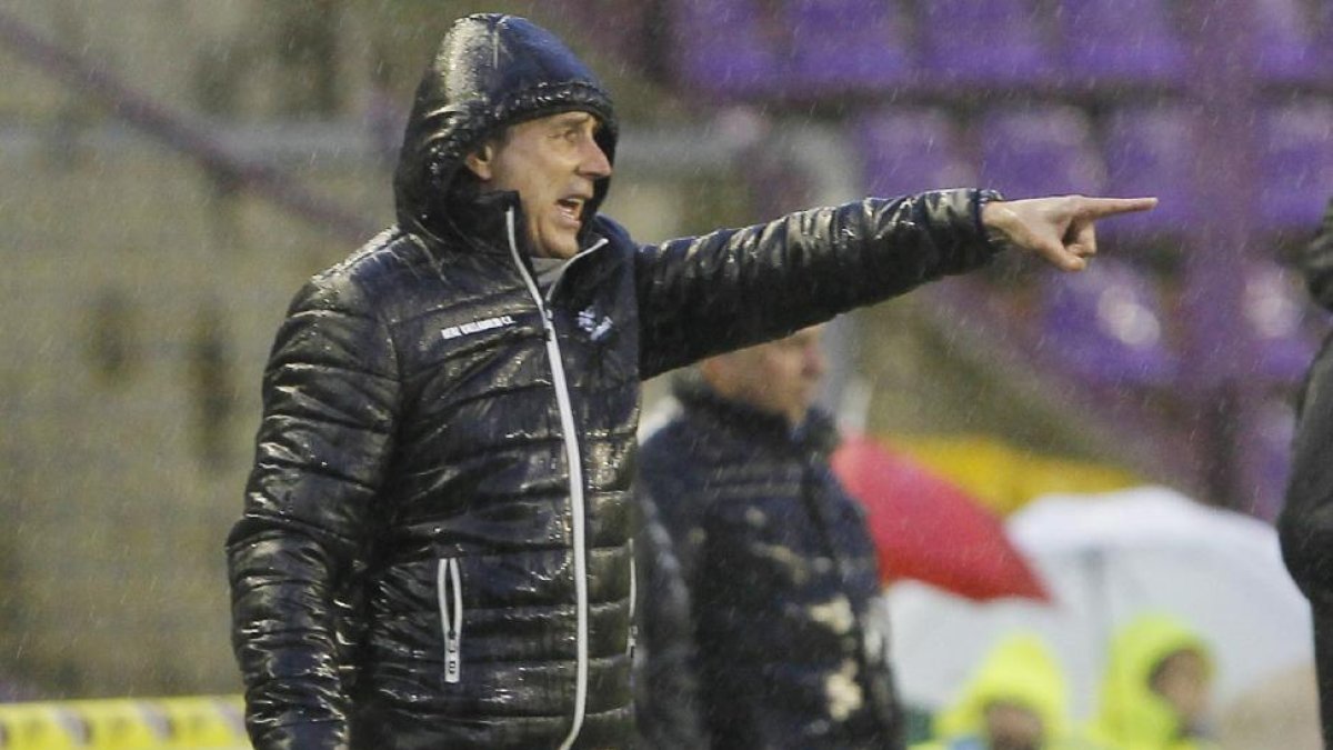 Portugal da una orden durante el partido del sábado frente al Llagostera.-J. M. LOSTAU