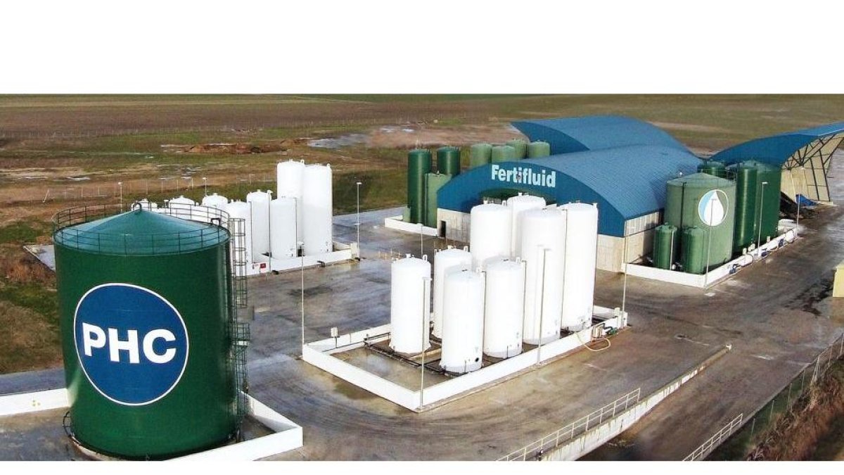 Imagen aérea de las instalaciones de Fertifluid Fertilizantes SL, empresa ubicada en Villalar de los Comuneros (Valladolid). /-E.M.