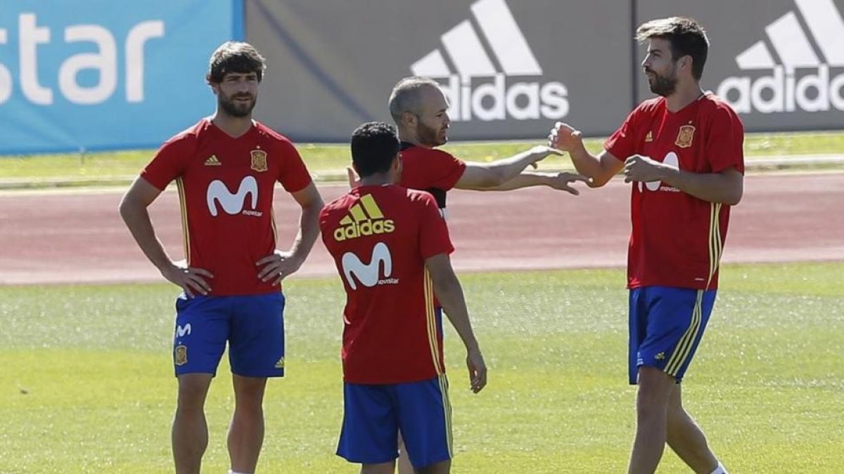 Jugadores de La Roja en uno de los entrenos.-PACO CAMPOS