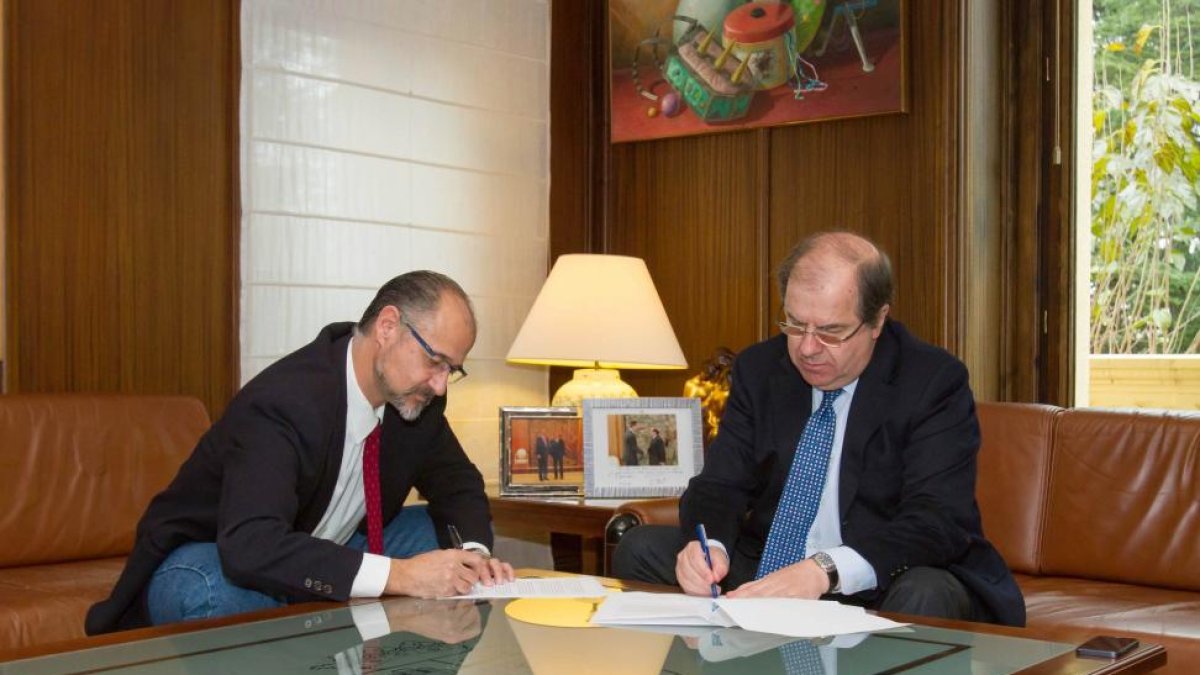 El presidente del PP de Castilla y León, Juan Vicente Herrera, y el delegado territorial de Ciudadanos (C's) en Castilla y León, Luis Fuentes, alcanzan un acuerdo que permitirá aprobar las cuentas de la Comunidad de 2016-Ical