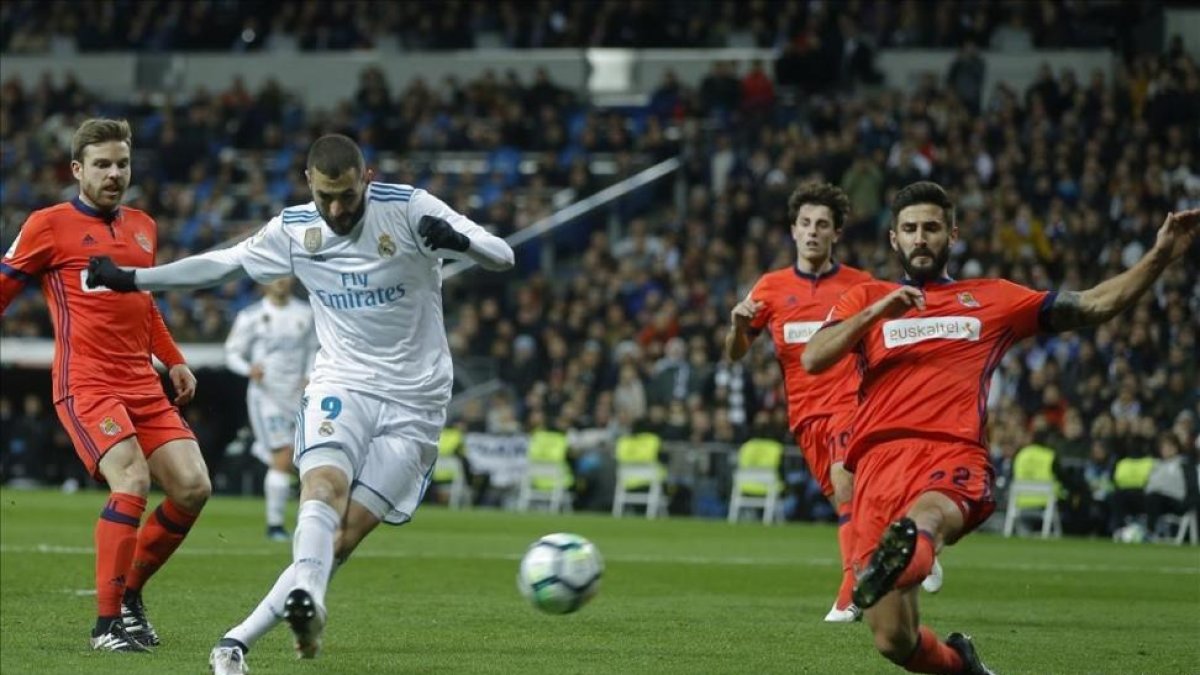 Benzema dispara a puerta con la oposición de Navas durante el partido contra la Real Sociedad.-FRANCISCO SECO / AP