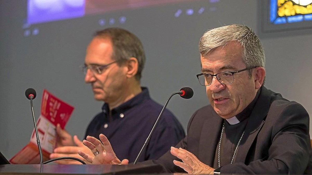 Antonio Jesús Martín y Luis Argüello durante la presentación de la Memoria Regional 2018 de Cáritas.-ICAL