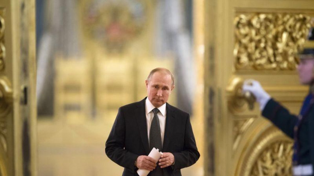 Vladimir Putin se dirige a una reunión en el Kremlin, el pasado 5 de abril.-ALEXANDER ZEMLIANICHENKO (AP)