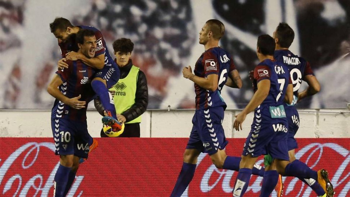 Jugadores del Éibar celebran un gol durante la última Liga 14-15 de Primera División.-Javier Lizón.