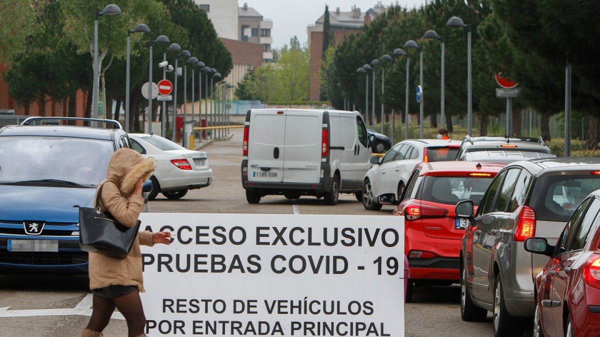 El Hospital Río Hortega habilitó un espacio de acceso especial para los ciudadanos que acudieran en sus vehículos a realizarse las pruebas del COVID-19. Colas y mucha paciencia por parte de la ciudadanía hasta recibir la atención de los sanitarios. J.M. LOSTAU