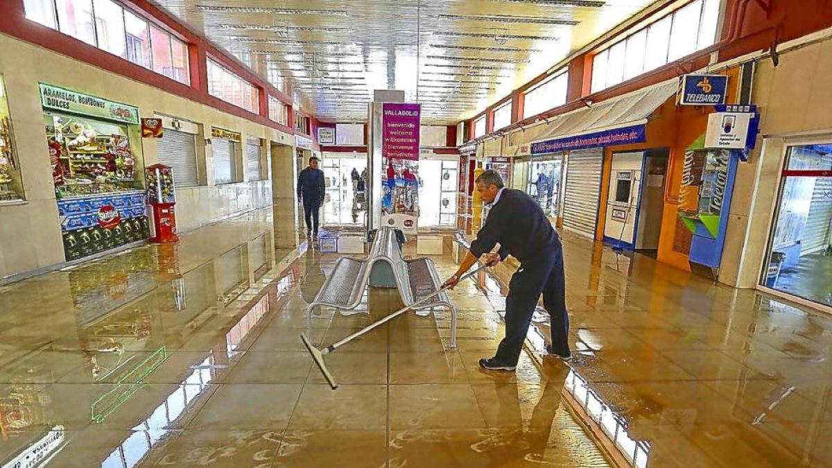 Tareas de achique de agua en el vestíbulo de la estación de autobuses.-E. M.