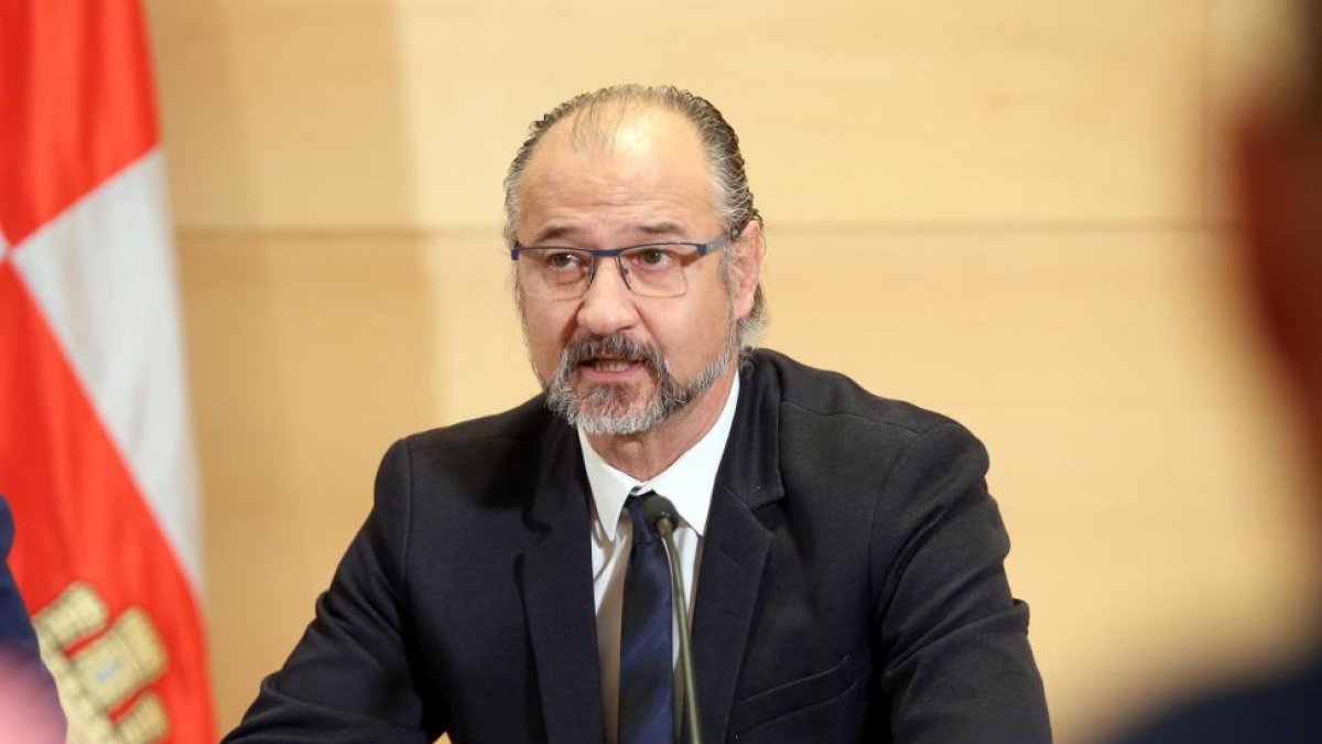 El portavoz del Grupo Parlamentario de Ciudadanos, Luis Fuentes, tras firmar el Acuerdo de Reindustrialización de la Comunidad-ICAL