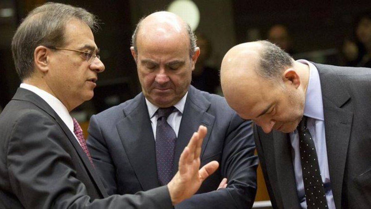 Guindos (centro) conversa con el ministro Griego de Finanzas, Gikas Hardouvelis (izquierda), y el Comisario europeo de Asuntos Económicos y Monetarios, Pierre Moscovici, antes del comienzo de la reunión de ministros de Finanzas de la Unión Europea en Brus-Foto: AP / VIRGINIA MAYO