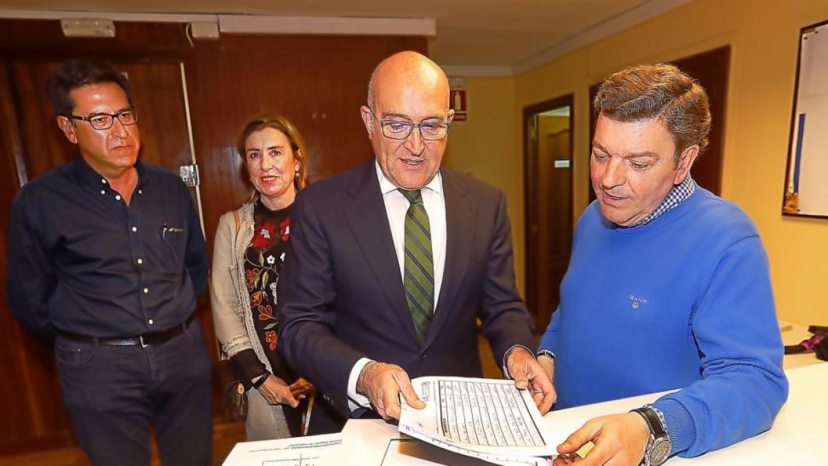 El presidente de la Diputación, Jesús Julio Carnero, presenta los avales en la sede del PP de Valladolid-ICAL