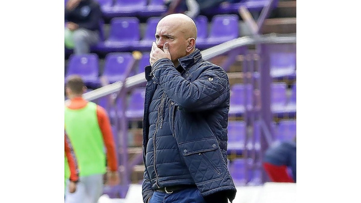 Luis César se lleva la mano a la cara durante un momento del partido.-J.M. LOSTAU