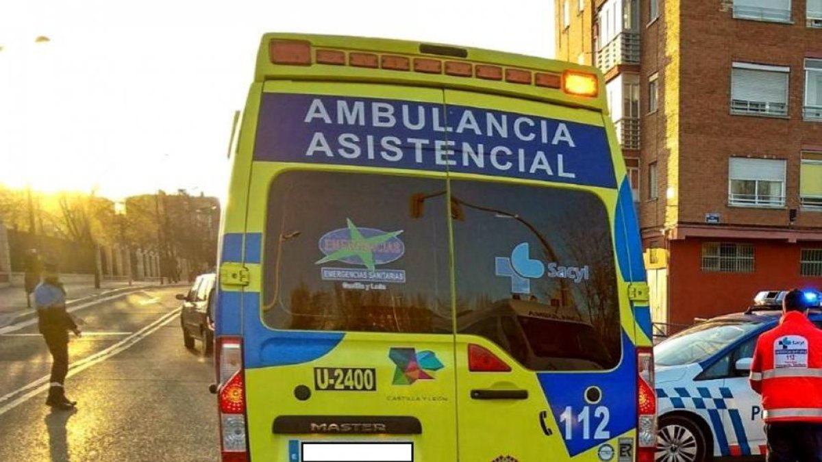 Ambulancia desplazada al lugar del accidente.-@PoliciaVLLTwitter