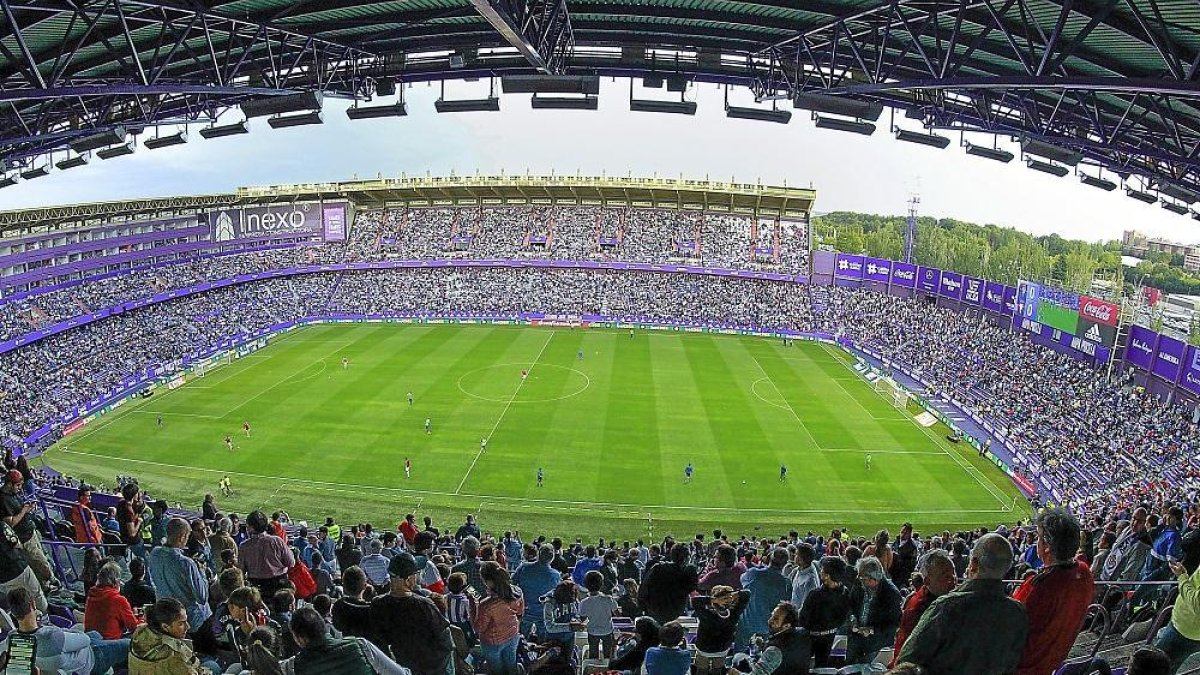 Aspecto actual del interior del estadio José Zorrilla, durante un partiod del Real Valladolid.-J.M. LOSTAU