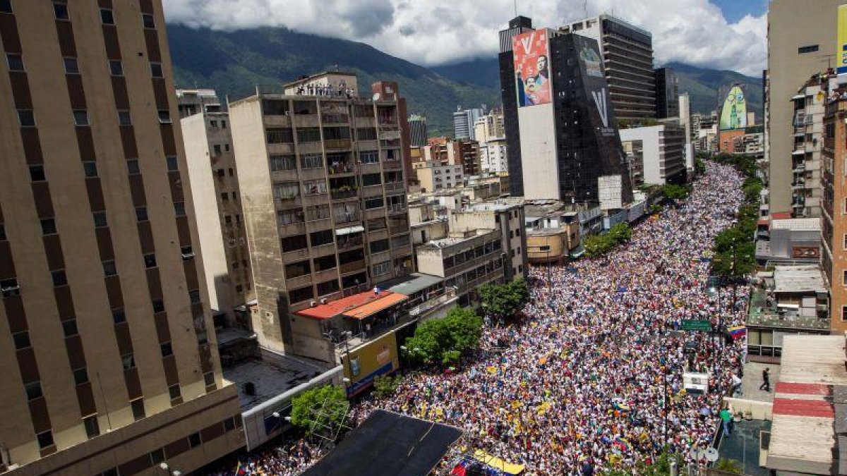 Miles de personas asisten a la manifestación 'Toma de Caracas'.-EL PERIÓDICO