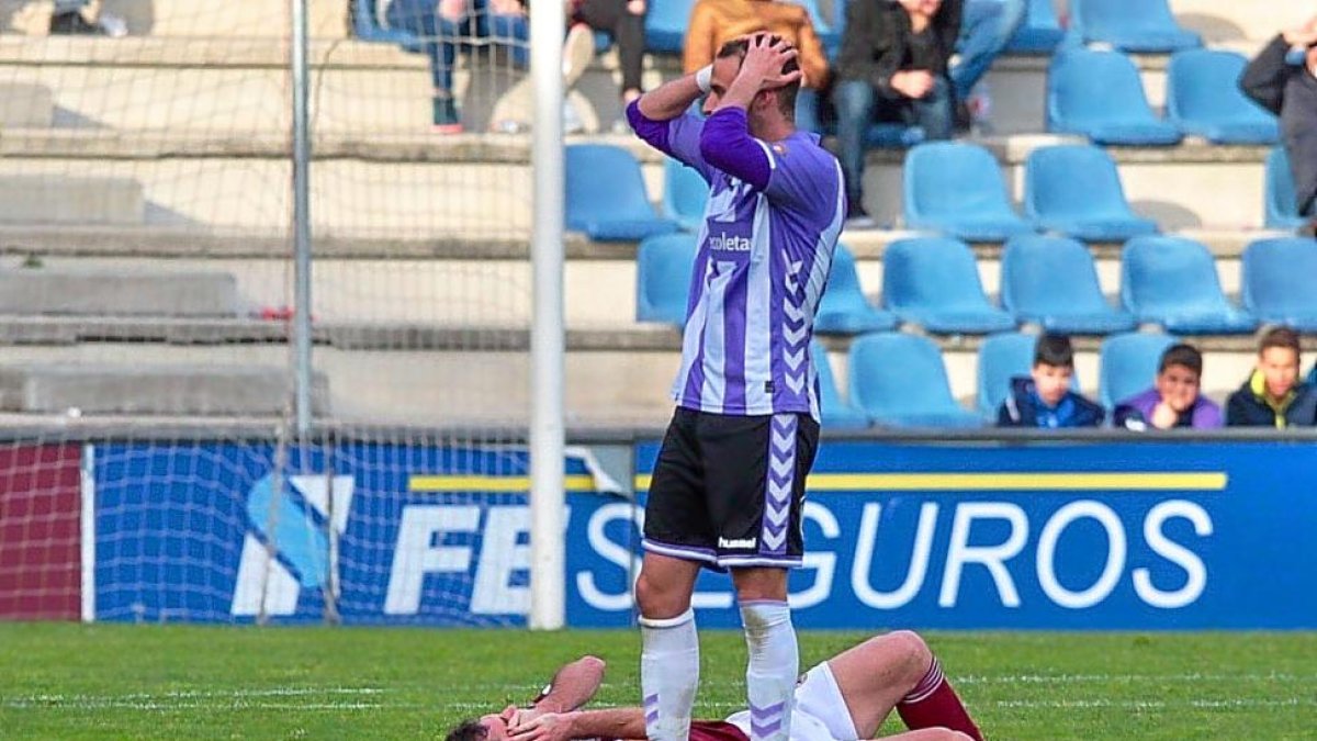 Higinio y un jugador del Pontevedra se llevan las manos a la cabeza tras una jugada.-RAFA FARIÑA