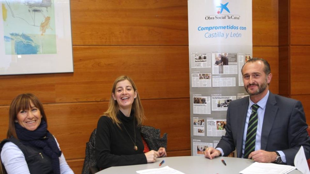 De I a D; La representante de la Asociación de Mediación Intercultural (Asomi), Carmen Hingelmo; la representante de la Asociación de Payas y Gitanas (ROMÍ), Marta Zapatero y el director del área de negocio de la Caixa Palencia, José Manuel Padra-Ical