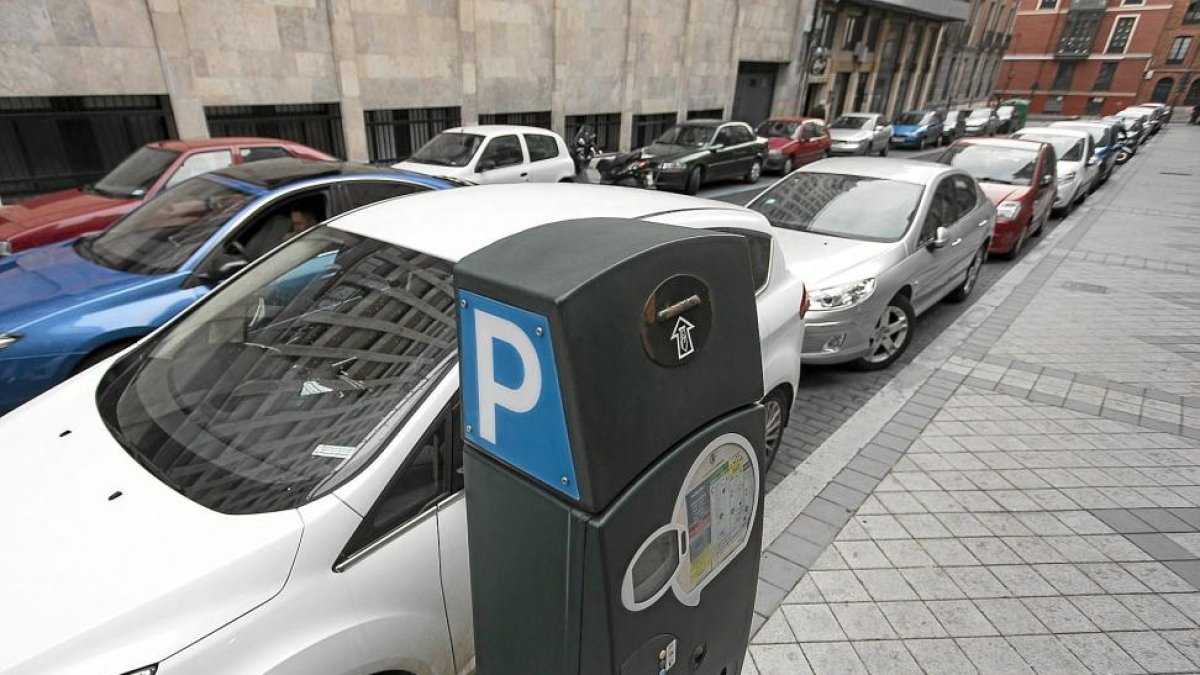 Parquímetro en una de las calles en las que está implantada la zona azul.-E. M.