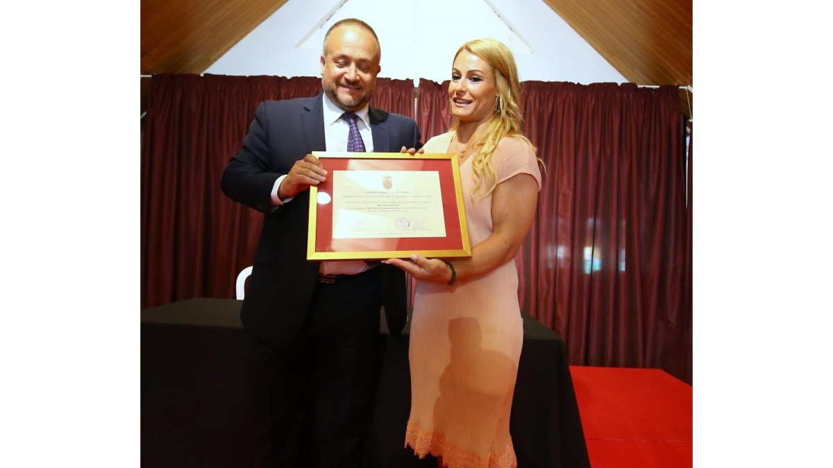 El presidente del Consejo Comarcal del Bierzo, Gerardo Álvarez Courel, durante la entrega en Camponaraya (León) del título de Hija Predilecta de la comarca del Bierzo a la triple medallista olímpica de halterofilia, Lydia Valentín-CÉSAR SÁNCHEZ / ICAL