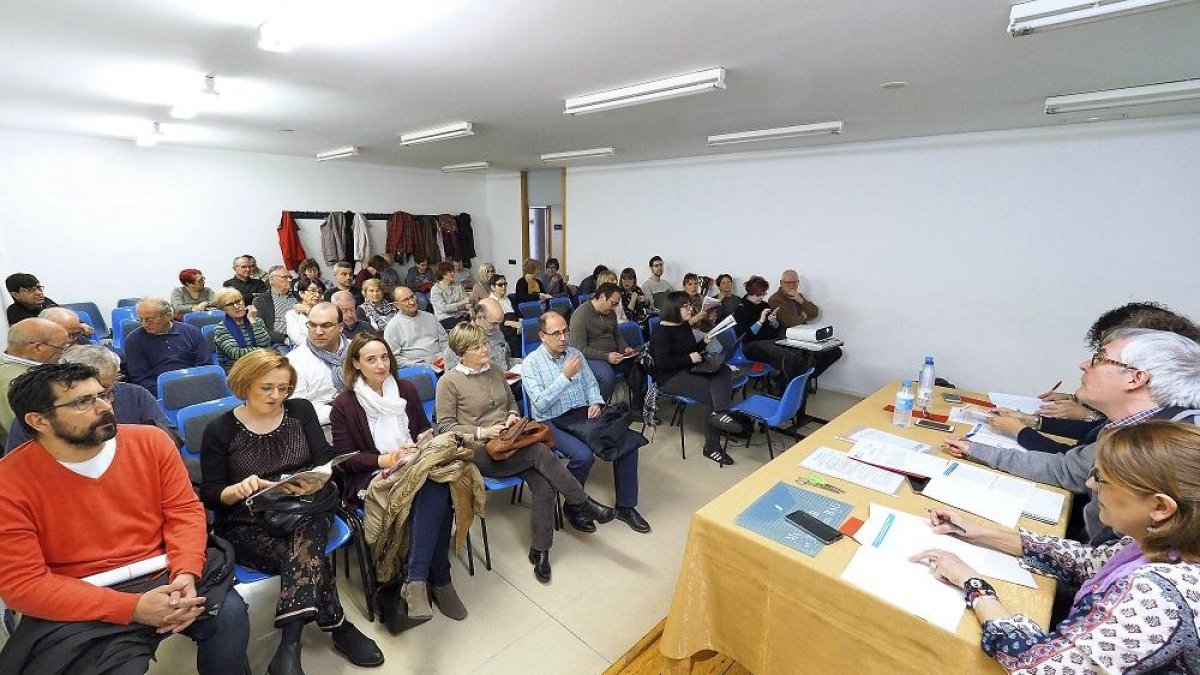 Un grupo de vecinos de Rondilla y varios concejales, al inicio de la asamblea vecinal.-MIGUEL ÁNGEL SANTOS / PHOTOGENIC