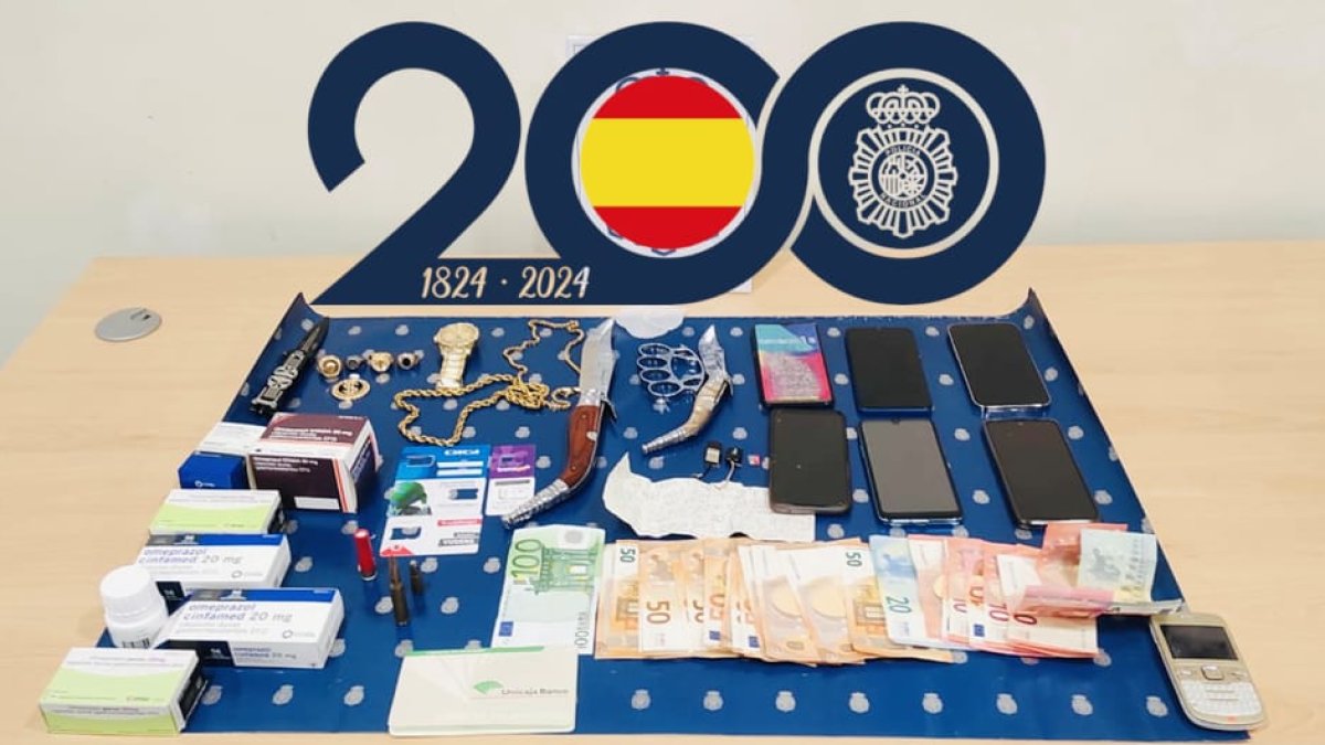 Efectos intervenidos por la Policía Nacional en una vivienda de Medina del Campo.-P.N.