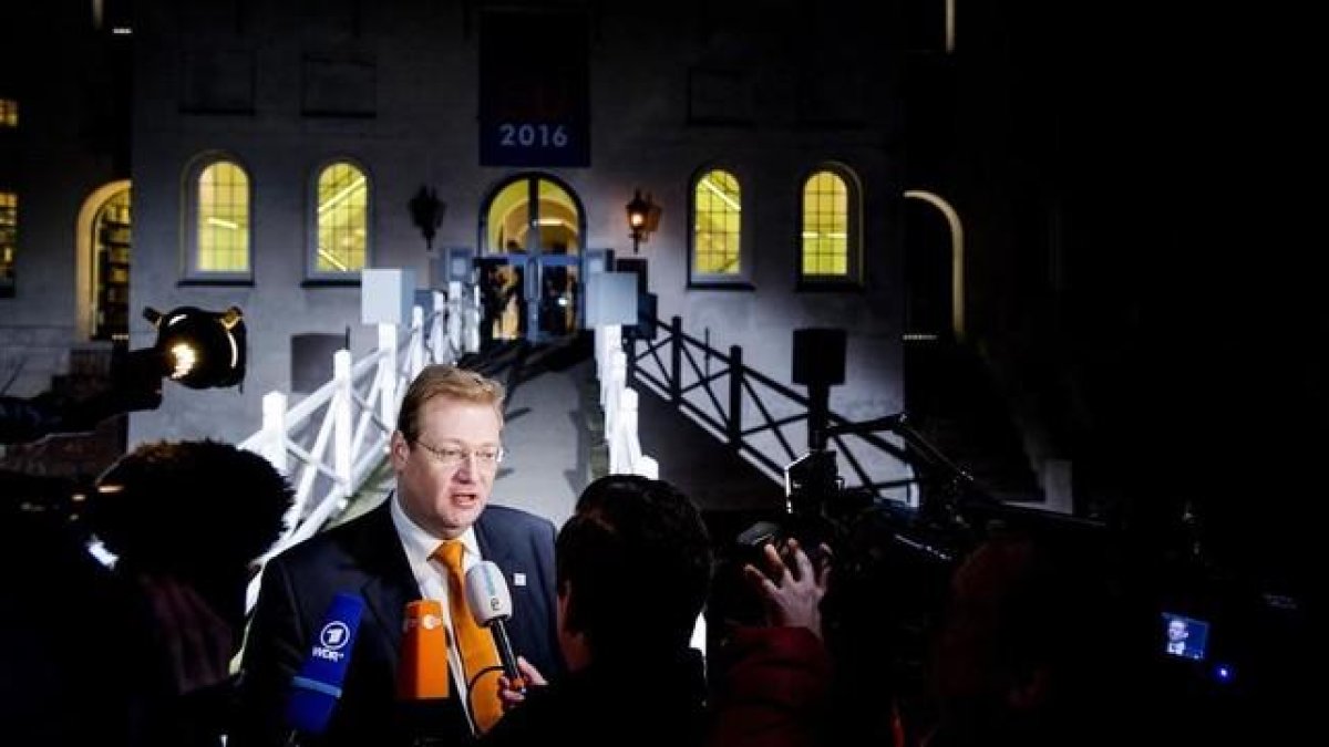 Ard van der Steur, titular holandés de Seguridad y Justicia, habla ante la prensa a su llegada a la reunión, este lunes en Ámsterdam.-AFP