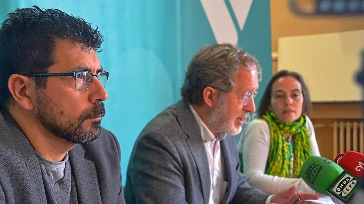 Alberto Bustos, Manuel Saravia y Esther Benavente, número seis en la lista de Toma la Palabra.-E. M.