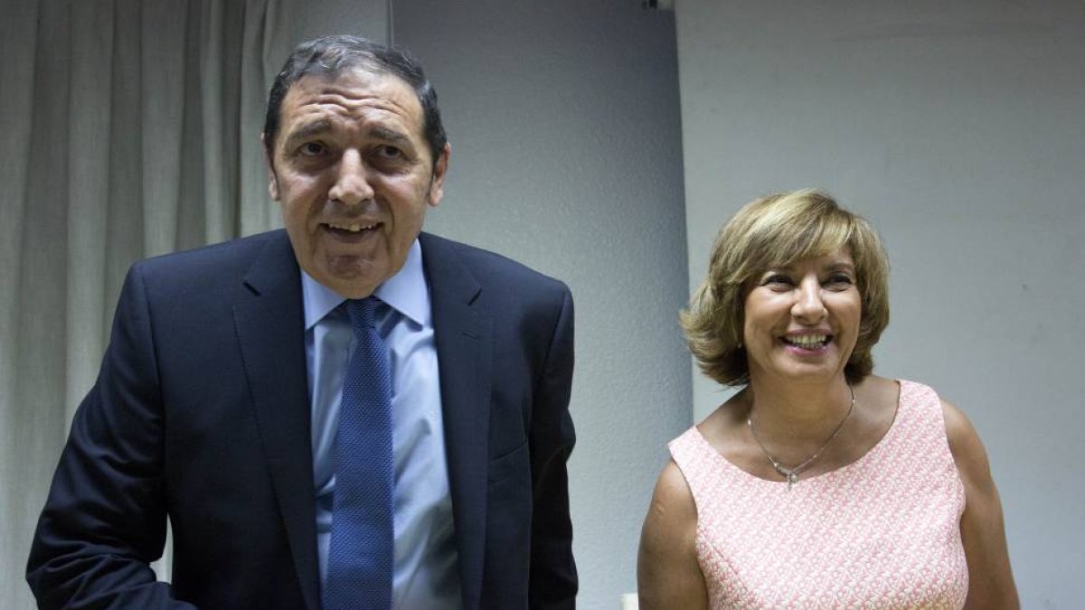 El consejero de Sanidad de la Junta de Castilla y León, Antonio María Sáez, presenta a la nueva gerente del Complejo Asistencial Universitario de Salamanca, Cristina Granados.-Ical
