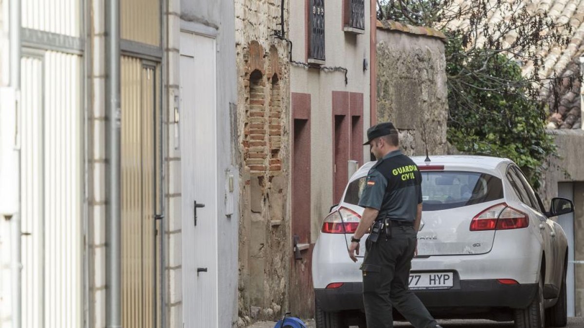 Imagen de un agente junto a la vivienda de los fallecidos-Santi Otero