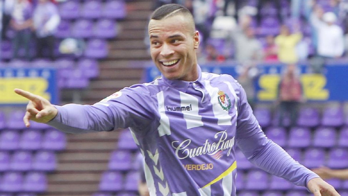 De Tomás señala a Mata, autor de la asistencia de su segundo gol al Mallorca-J.M. Lostau