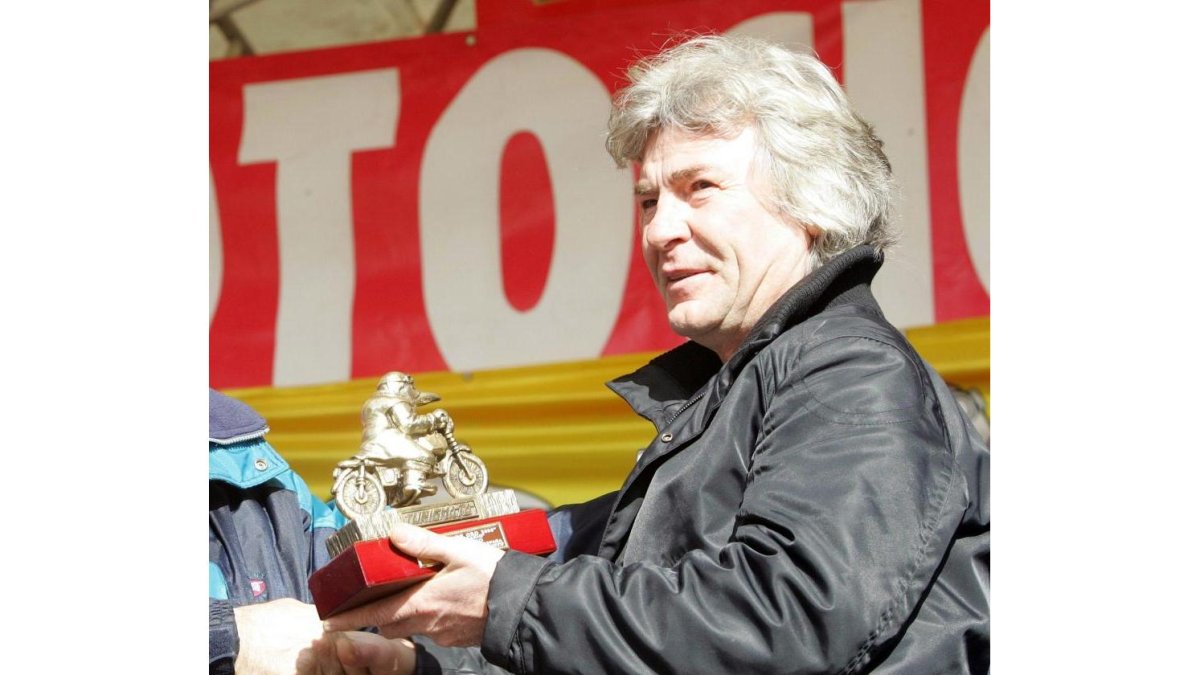 Imagen de archivo del exmotorista Ángel Nieto cuando recibió el 'Pingüino de Oro' de la 25 edición de la concentración motorista 'Pingüinos'-LETICIA PÉREZ / ICAL