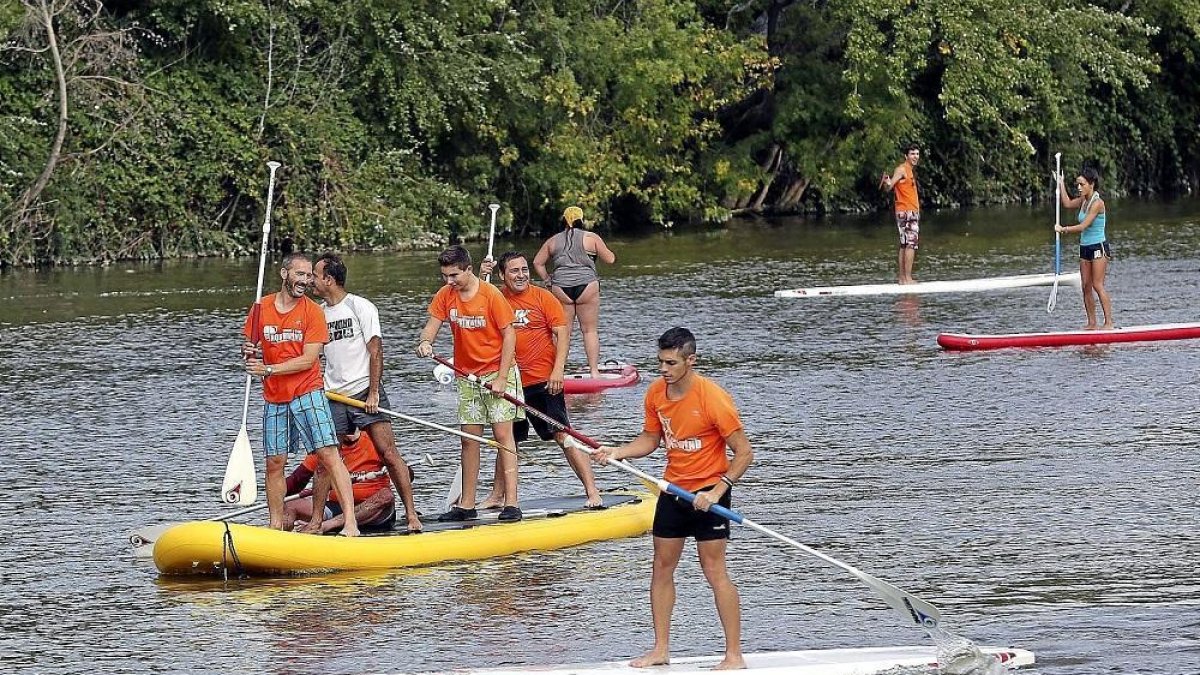 Practicantes de paddle surf en las Moreras.-J.M. LOSTAU