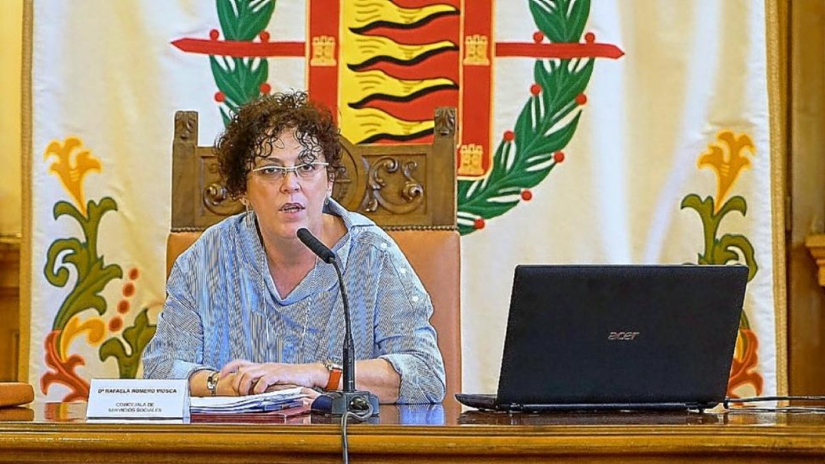 Rafaela Romero presenta la memoria de Servicios Sociales.-E. M.
