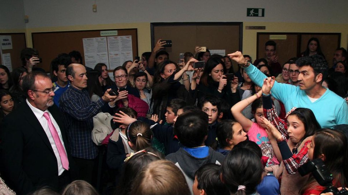 El consejero de Educación, Fernando Rey (I), escucha las peticiones de la comunidad educativa del Conservatorio de Música de León-ICAL