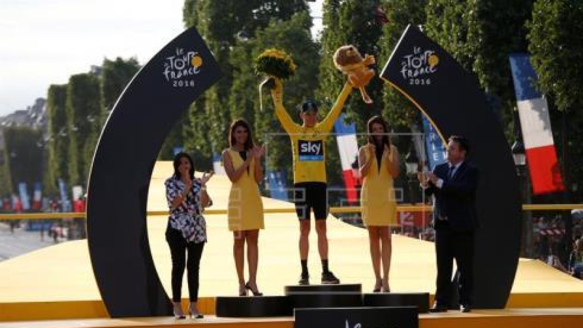 El ciclista británico del equipo Sky, Christopher Froome celebra en el podio su victoria en el Tour de Francia de 2016-EFE
