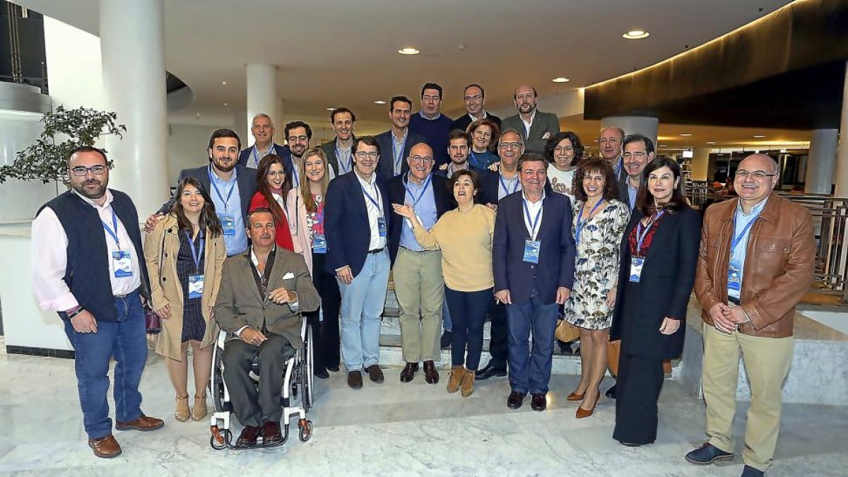 Sáenz de Santamaría, Fernández Mañueco y Carnero posan junto a los integrantes de la delegación vallisoletana asistente a la Convención Nacional.-ICAL