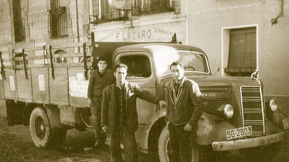 Camión de reparto en 1958, en los inicios de la empresa. En la imagen Jesús, cuñado del fundador, Simón Olmos y Pedro, hijo de éste.-L.P.