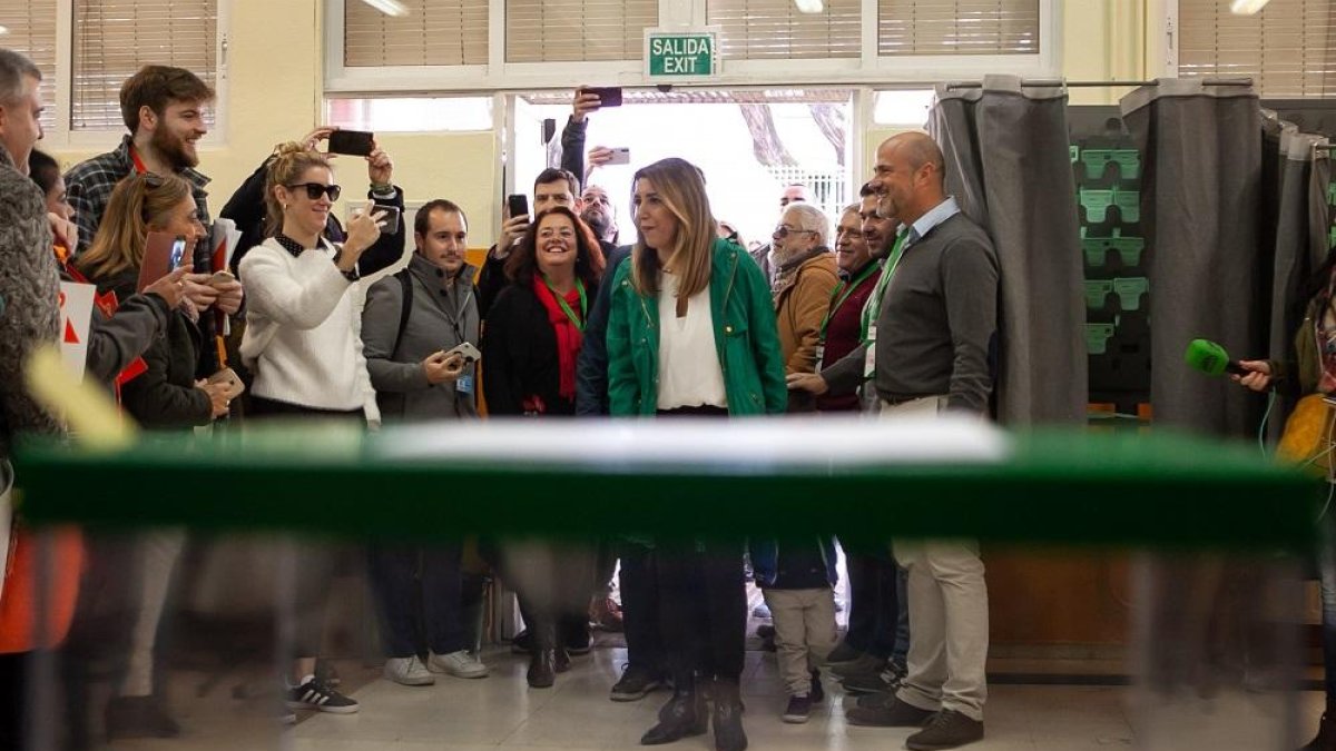 Susana Díaz acude a votar en las elecciones del 2 de diciembre.-EUROPA PRESS (Jesús Prieto)