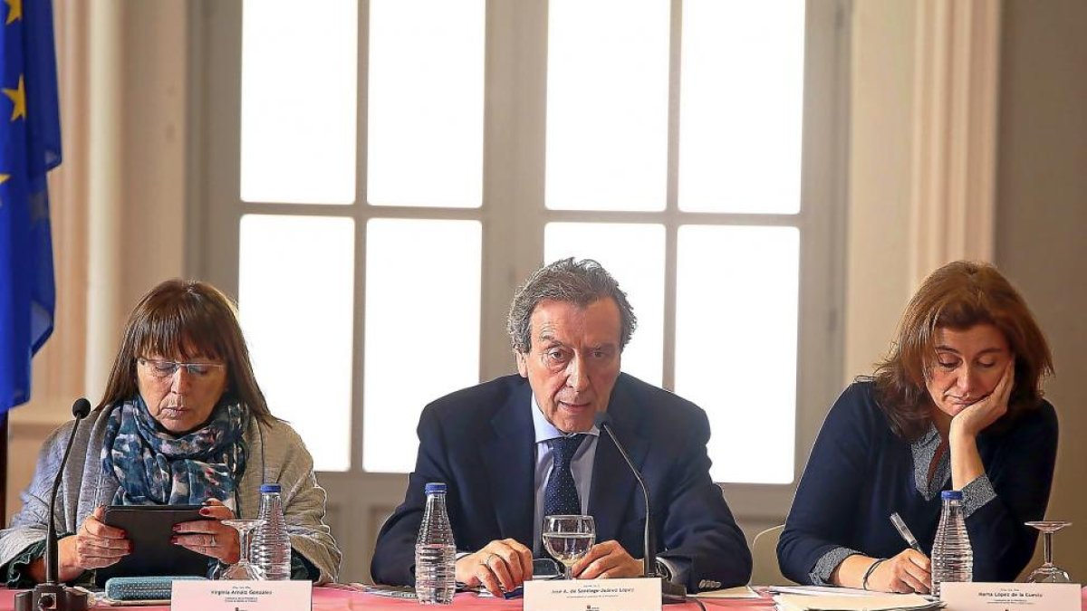 Virginia Arnáiz, José Antonio de Santiago-Juárez y Marta López ayer, en Medina de Rioseco (Valladolid).-ICAL