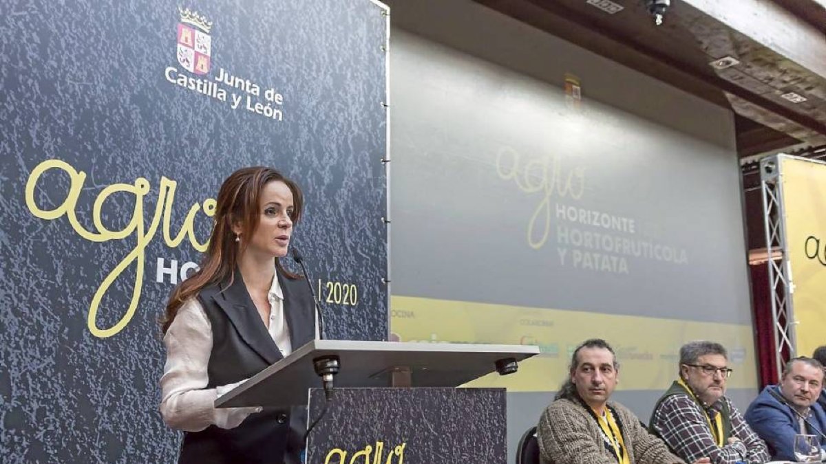 La consejera de Agricultura y Ganadería, Silvia Clemente, clausura la Jornada Hortofrutícola y de Patata, en Agrohorizonte 2020-M. Á. SANTOS
