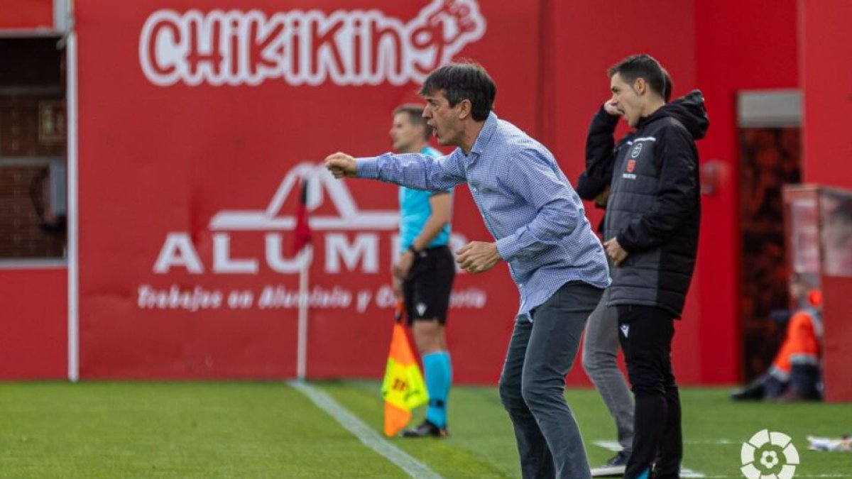 Pacheta da indicaciones desde la banda de Anduva. / LA LIGA