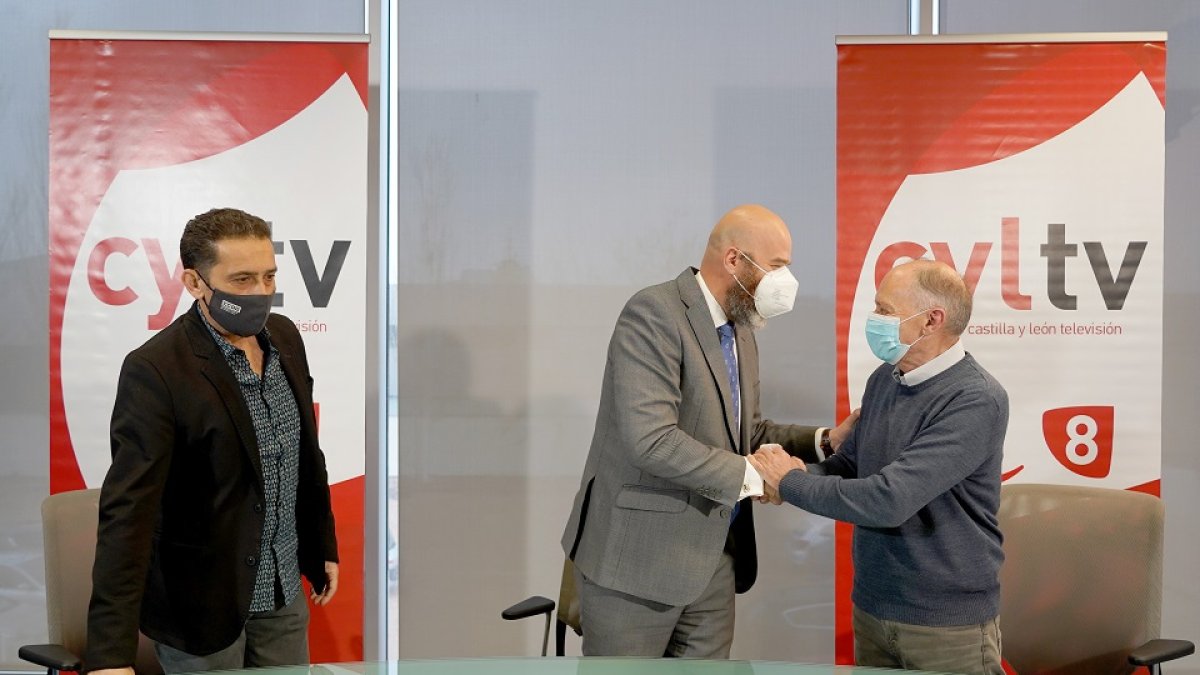 El director general de RTVCyL, Jorge Losada; el secretario general de UGT en Castilla y León, Faustino Temprano; y el secretario general de CCOO en la Comunidad, Vicente Andrés, en la firma del convenio. -ICAL