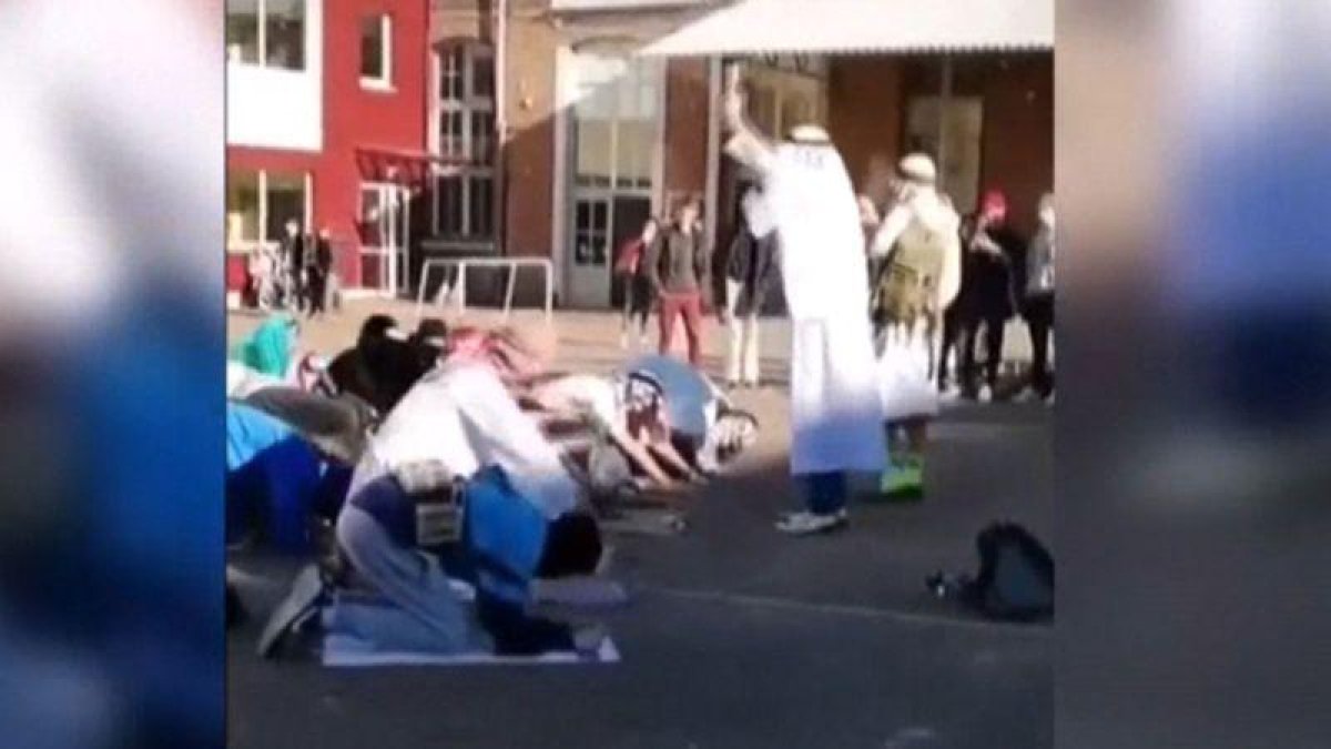 Polémica en Bélgica por el vídeo de niños con disfraz de musulmán con explosivos.-REDES SOCIALES (EFE)