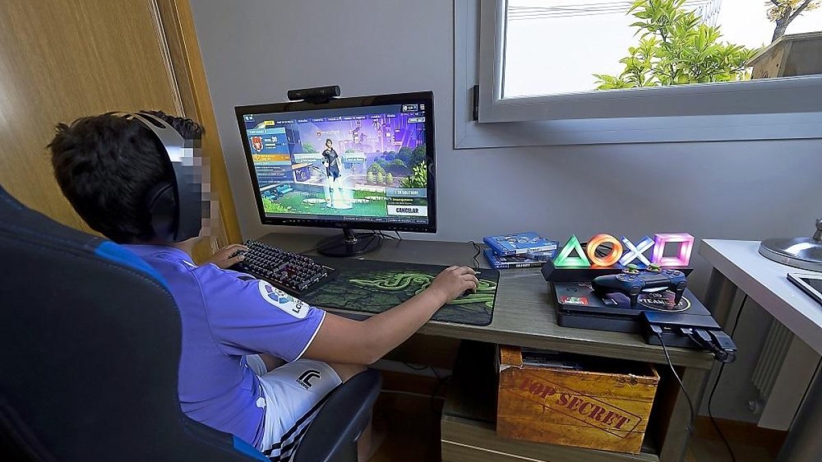 Un niño juega con una videoconsola Play Station 4.-PABLO REQUEJO / PHOTOGENIC