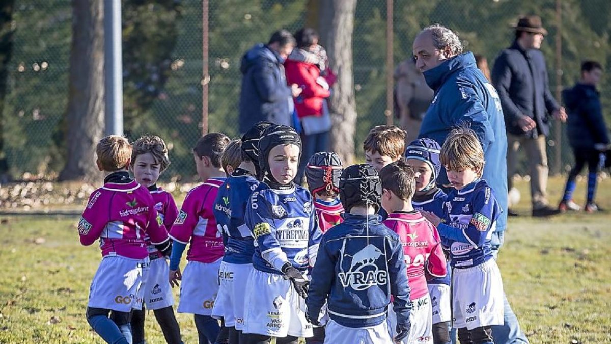 ‘Linces’ de El Salvador y del VRAC se saludan después de un partido.-M.Á.S.