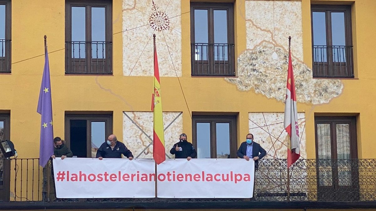 Pancarta de denuncia por parte de los hosteleros de Tordesillas hacia la Junta. - E.M.