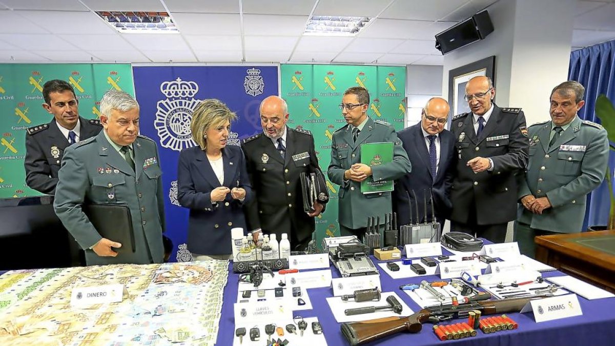 María José Salgueiro acompañada por Francisco Javier Sualdea y por Jorge Zurita mientras observan las pruebas incautadas.-ICAL