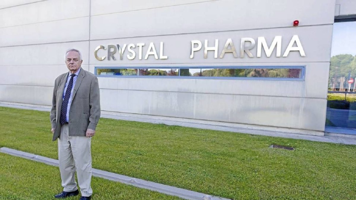 Gerardo Gutiérrez en el Parque Tecnológico de Boecillo, Valladolid, ante la sede de su firma Crystal Pharma.-Pablo Requejo