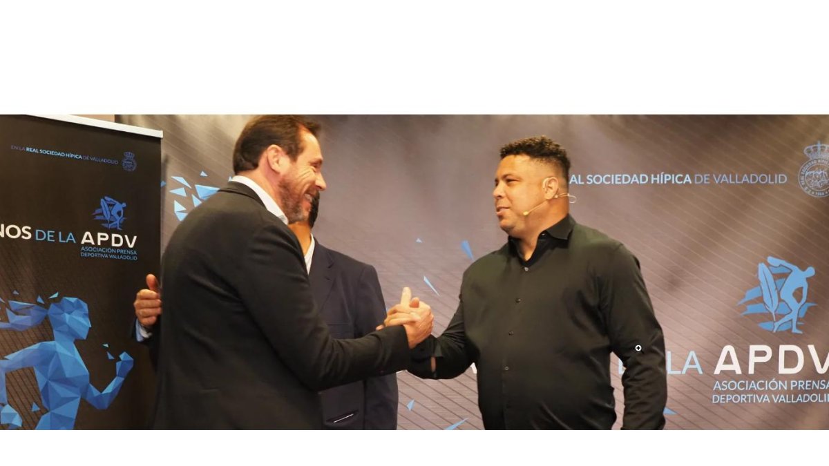 Óscar Puente saluda a Ronaldo en los Desayunos de la APDV en 2022, su última comparecencia ante los medios antes de la del pasado lunes en Zorrilla. / MARIANO G. EGEA / APDV